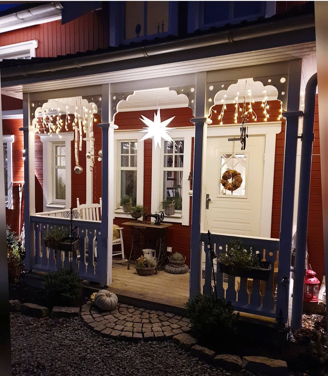 Rote Schwedenhaus-Veranda mit Leuchtstern und Licherkette | Erfahrungen Eksjöhus
