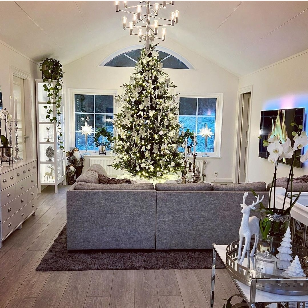 Weihnachtsbaum und winterliche Dekoration in Wohnzimmer | Erfahrungen Eksjöhus