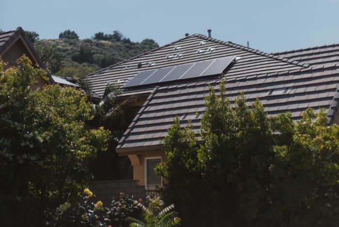 Dach mit Solar Panels für Photovoltaikanlage