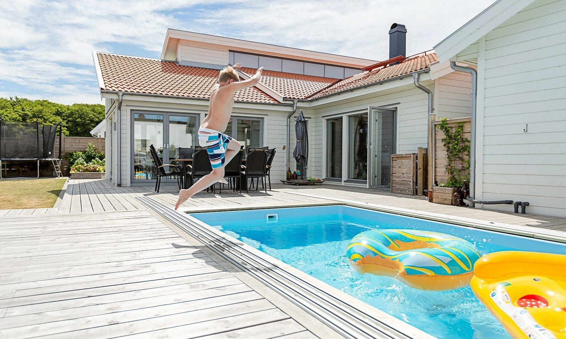 Junge springt in Pool