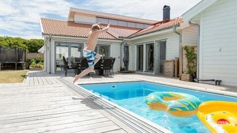 Junge springt in Pool