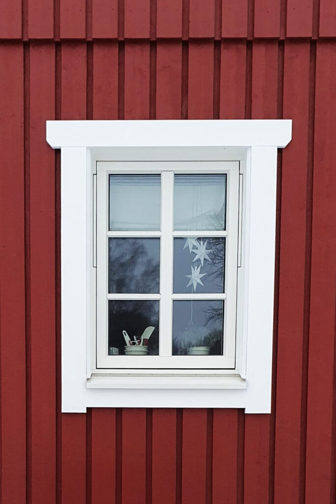 Fenster an falunrotem Schwedenhaus