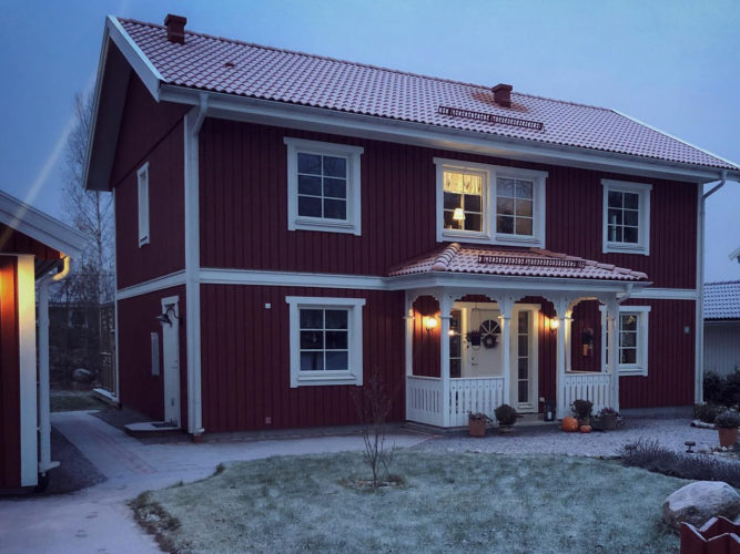 Beleuchtungstipps für innen und außen: Rotes Schwedenhaus beleuchtet bei Dämmerung