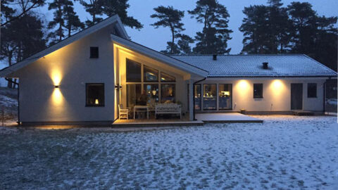 Schwedenhaus von Eksjöhus in verschneiter Winterlandschaft