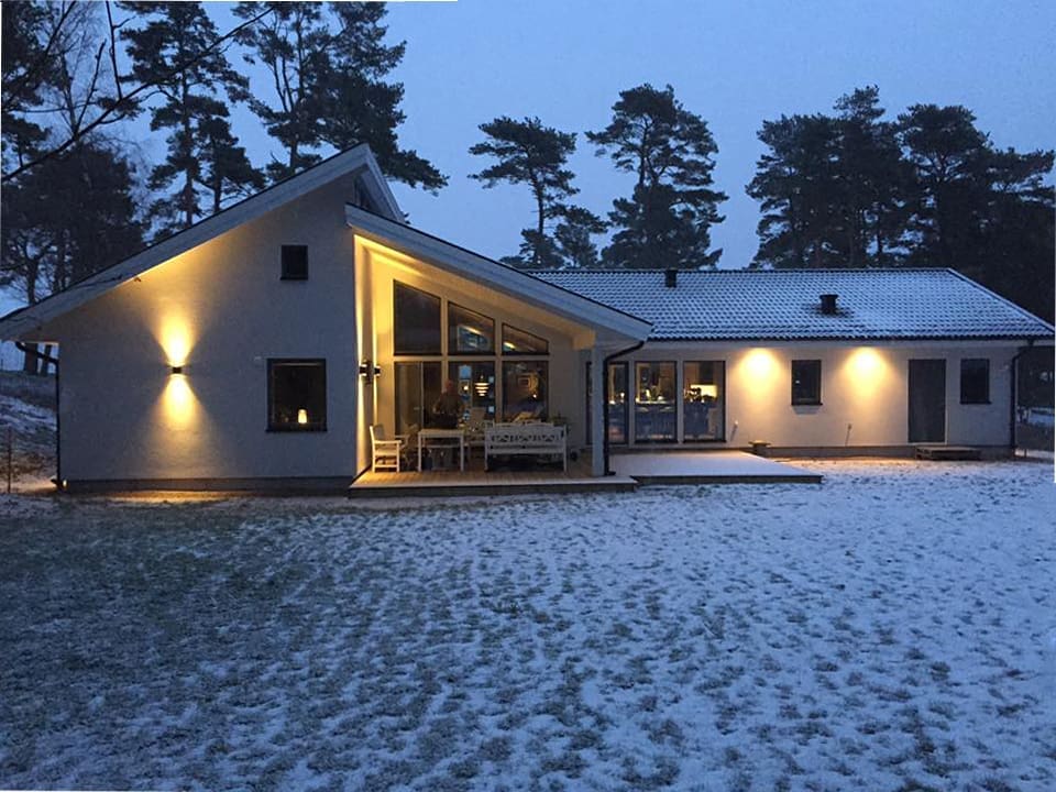 Schwedenhaus von Eksjöhus in verschneiter Winterlandschaft