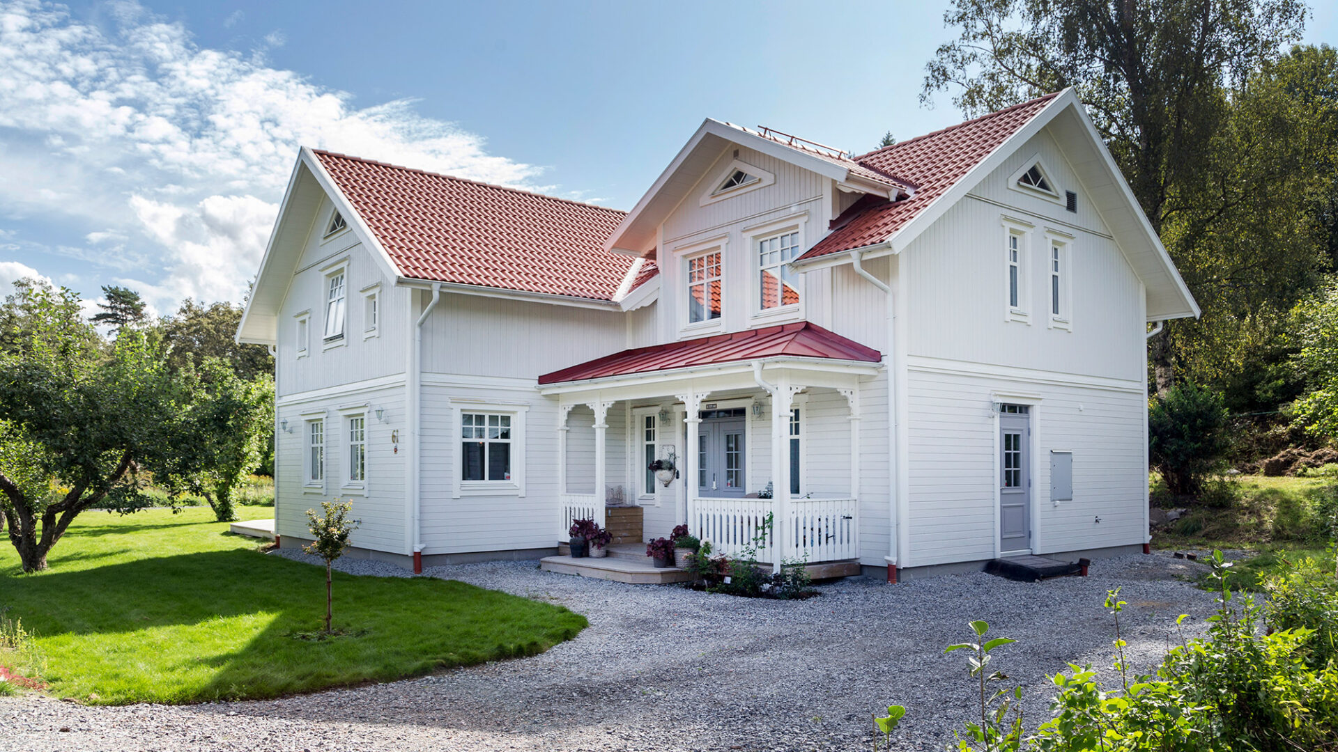 Weißes Kaptensgarden-Haus von Eksjöhus im Sommer