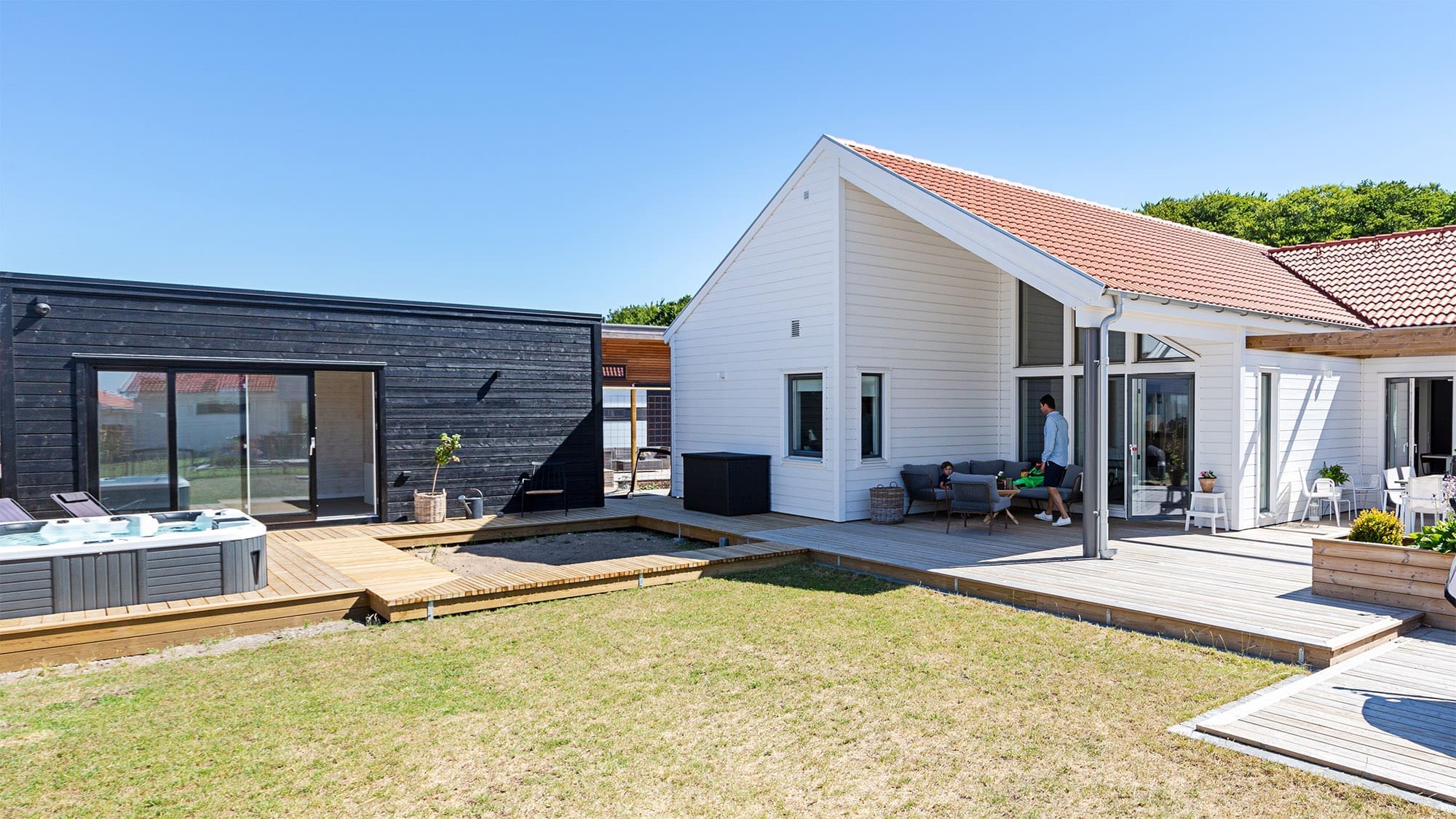 Wintergarten bauen: hier als Anbau an einem Haus von Eksjöhus