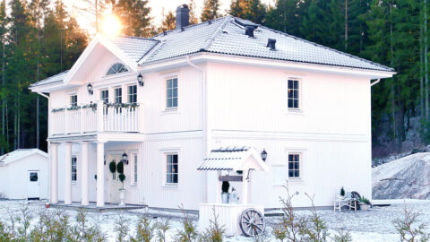 Schwedenhaus Ekeberga von Eksjöhus in verschneiter Landschaft bei Sonnenuntergang
