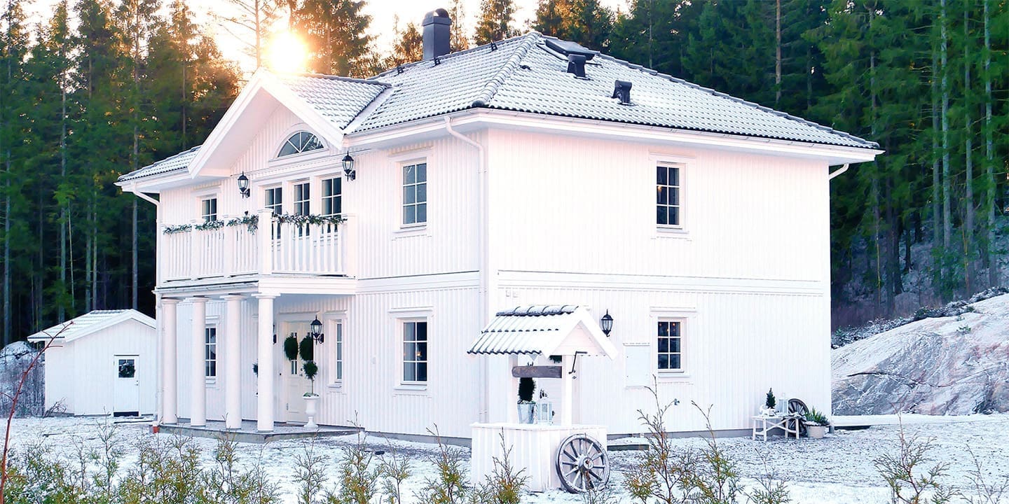 Schwedenhaus Ekeberga von Eksjöhus in verschneiter Landschaft bei Sonnenuntergang