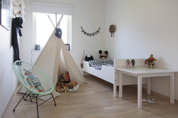 Kinderzimmer im skandinavischen Stil mit Tipi