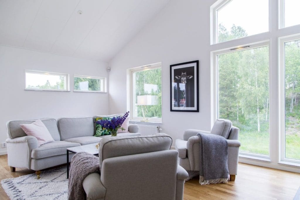 Lichtdurchfluteter Wohnbereich in Eksjöhus-Hausmodell mit Schrägdach