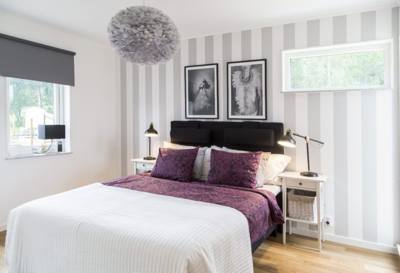 Schöner Akzent im Schlafzimmer: Drucktapete mit senkrechten Streifen. Unser Einrichtungstipp für ruhige Ausstrahlung