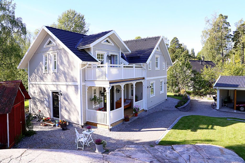 Eksjöhus-Hausmodell im New Eingland-Stil mit zwei Vollgeschossen