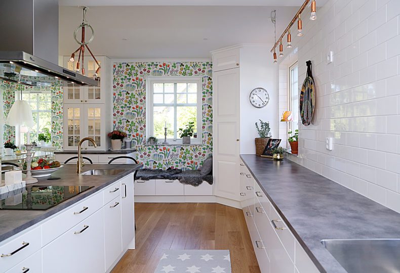 Einrichtungstipps für Schwedenhäuser: Eine Blümchentapete zaubert ewigen Frühling in die Küche
