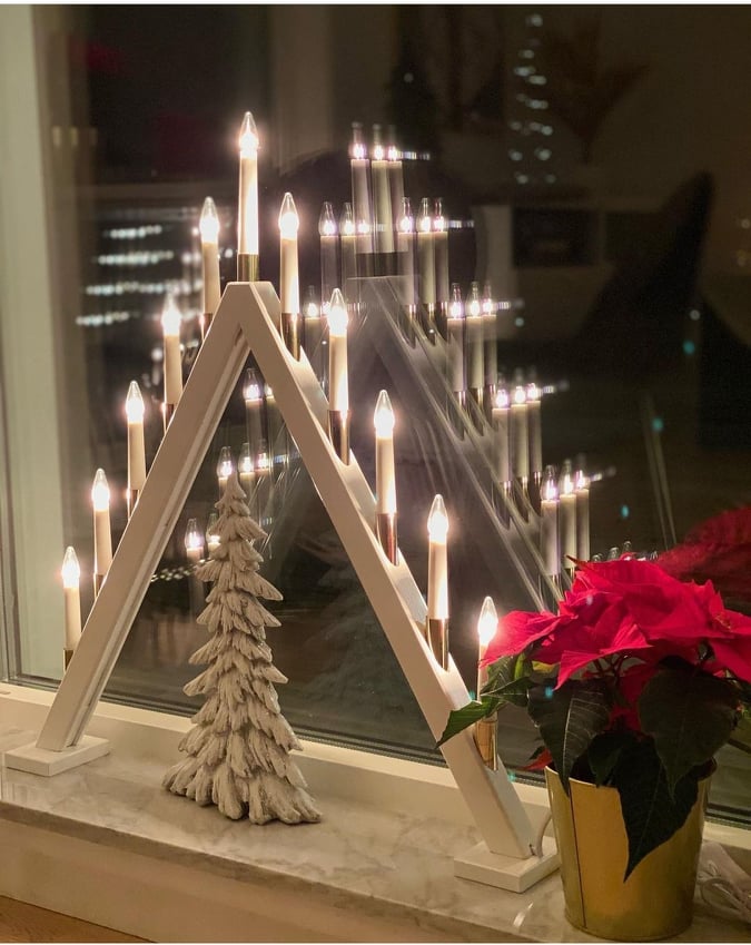 Schwedenhaus jn Weihnachtsstimmung: Weihnachtsdeko im Fenster