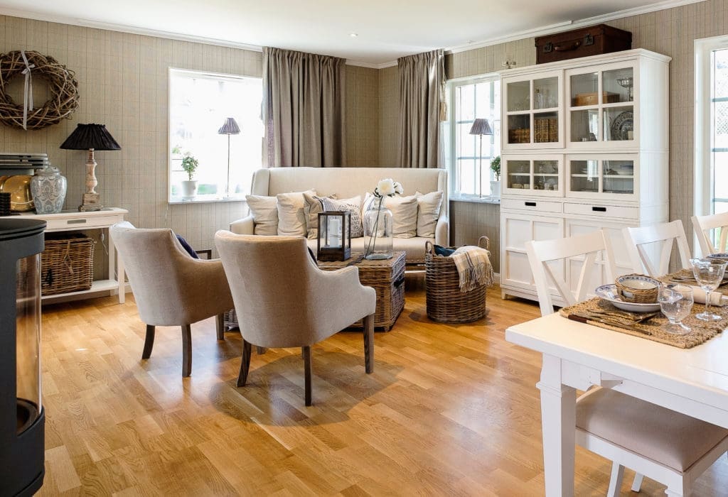 Einrichtungstipps für Schwedenhäuser: Vitrinen aus weißem Holz, Pastellfarben und Deko-Artikel aus natürlichen Materialien: der Landhaus-Stil passt gut zum skandinavischen Wohnen