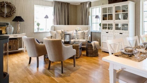 Einrichtungstipps für Schwedenhäuser: Vitrinen aus weißem Holz, Pastellfarben und Deko-Artikel aus natürlichen Materialien: der Landhaus-Stil passt gut zum skandinavischen Wohnen