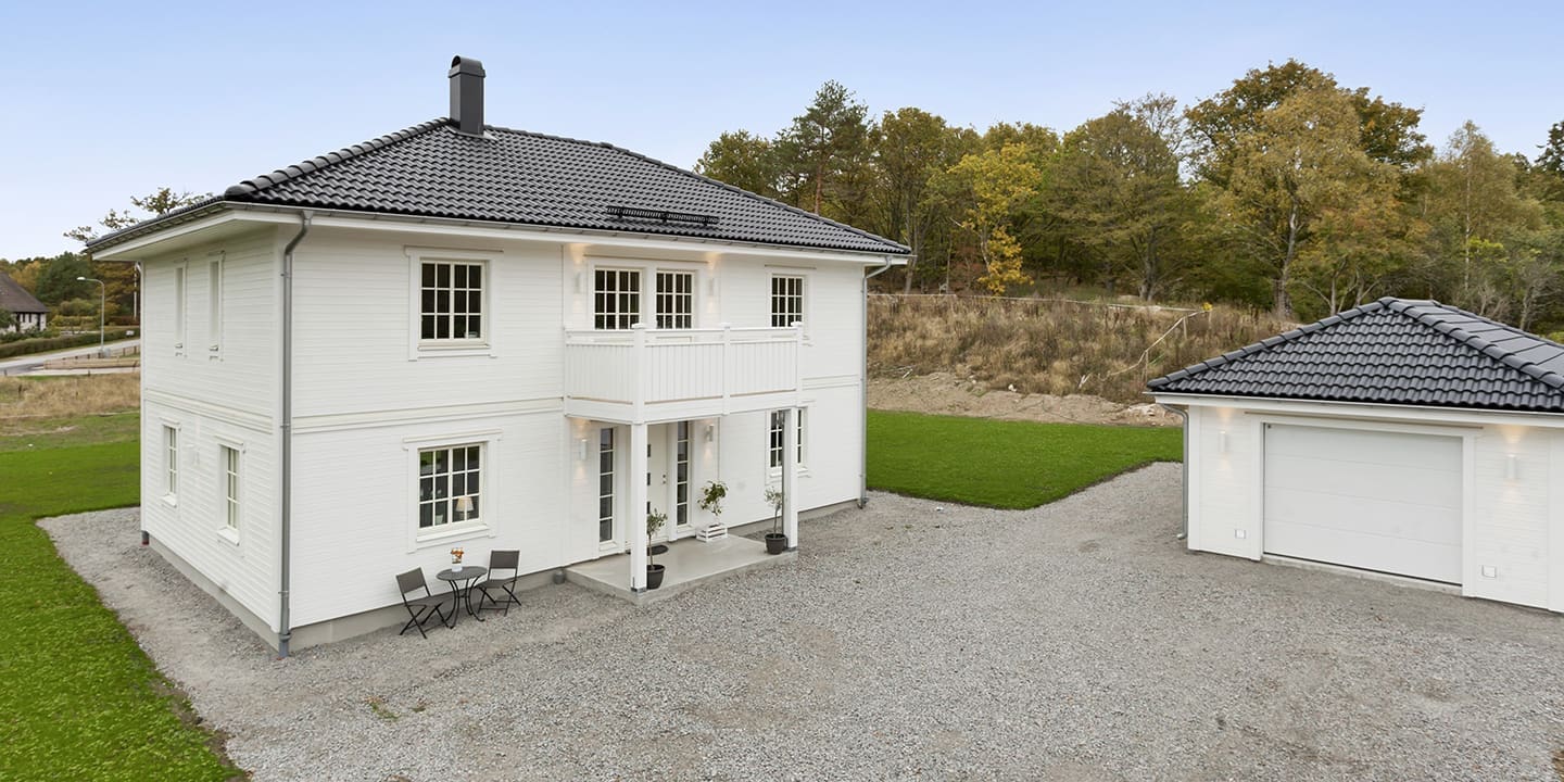 Weißes Haus mit Querpaneelen im New England Stil von Eksjöhus