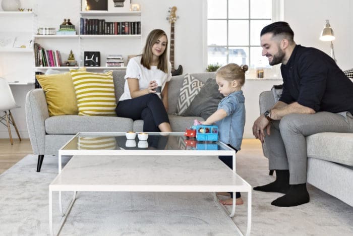 Hausbau ohne Stress für junges Paar mit Tochter im Wohnzimmer - Erfahrungen Schwedenhaus