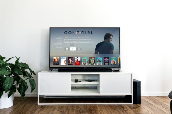 Eingeschalteter Smart TV auf TV-Bank