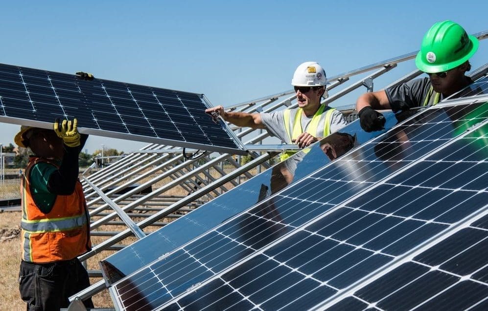 Männer verlegen Solar Panels