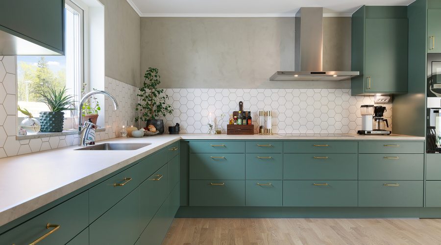 Ein Traum in grün: grüne Küchenmöbel in einem Haus von Eksjöhus