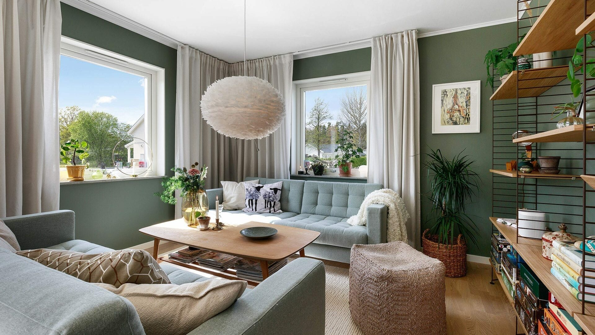 Wohlfühloase mit Farben und Pflanzen: Grüngestrichenes Wohnzimmer in Eksjöhus-Haus PRIO 158
