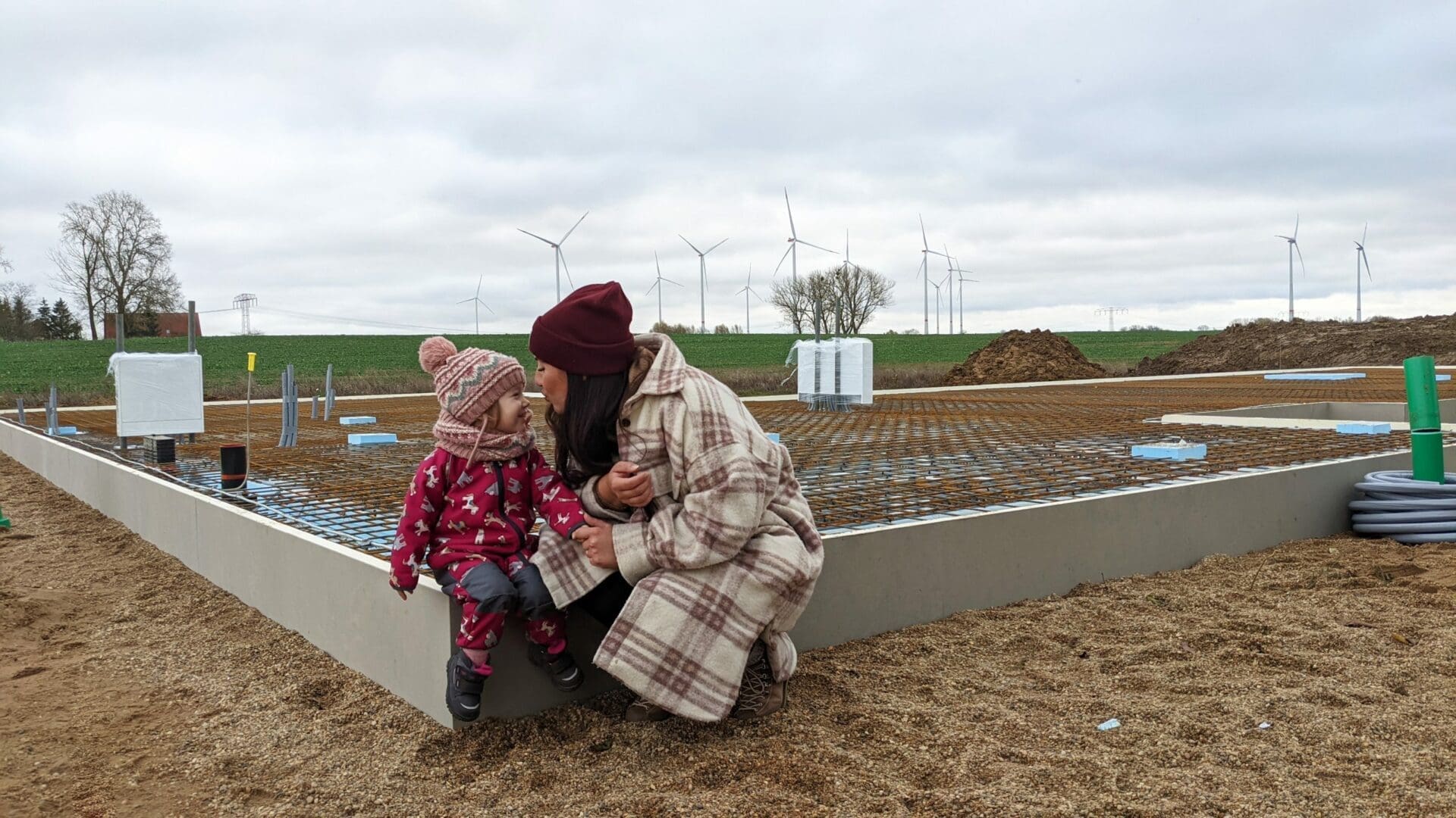 Maria und Matilda Metzger am Bauplatz ihres Eksjöhus-Hauses