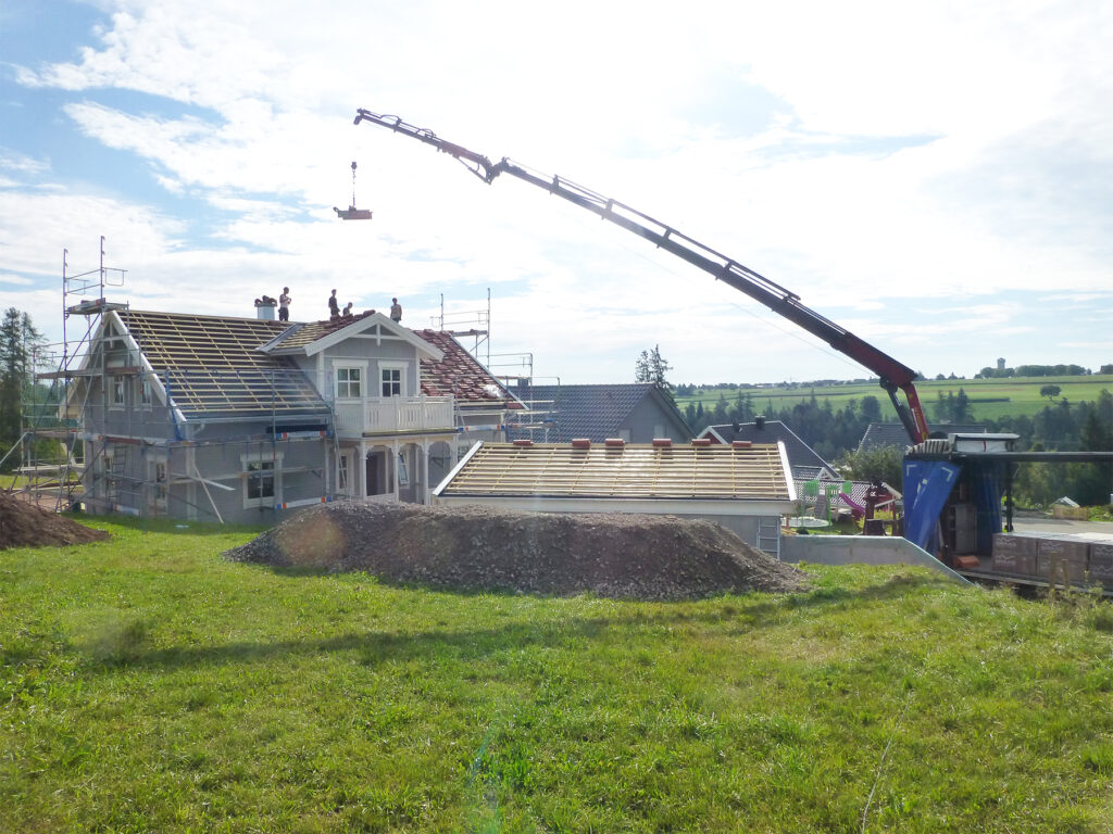 Optimal auf dem Grundstück positioniert: Holzhaus von Eksjöhus im Bau