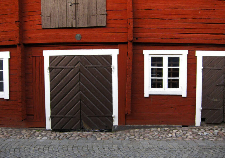 Tor an rotem Holzhaus in Eksjö