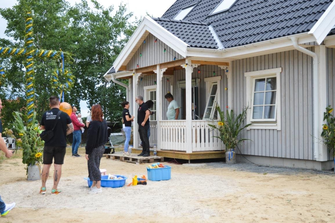 Mittsommerfest in Trebbin: Gäste bei Besichtigung des Eksjöhus-Musterhauses