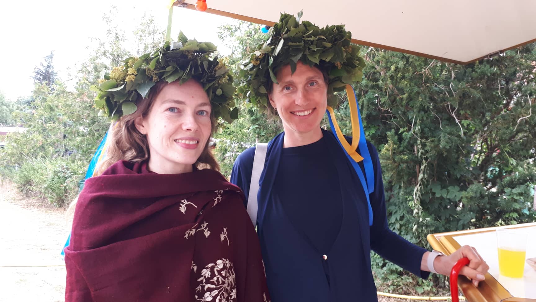 Eksjöhus-Kundinnen mit Midsommar-Blumenkränzen im Haar