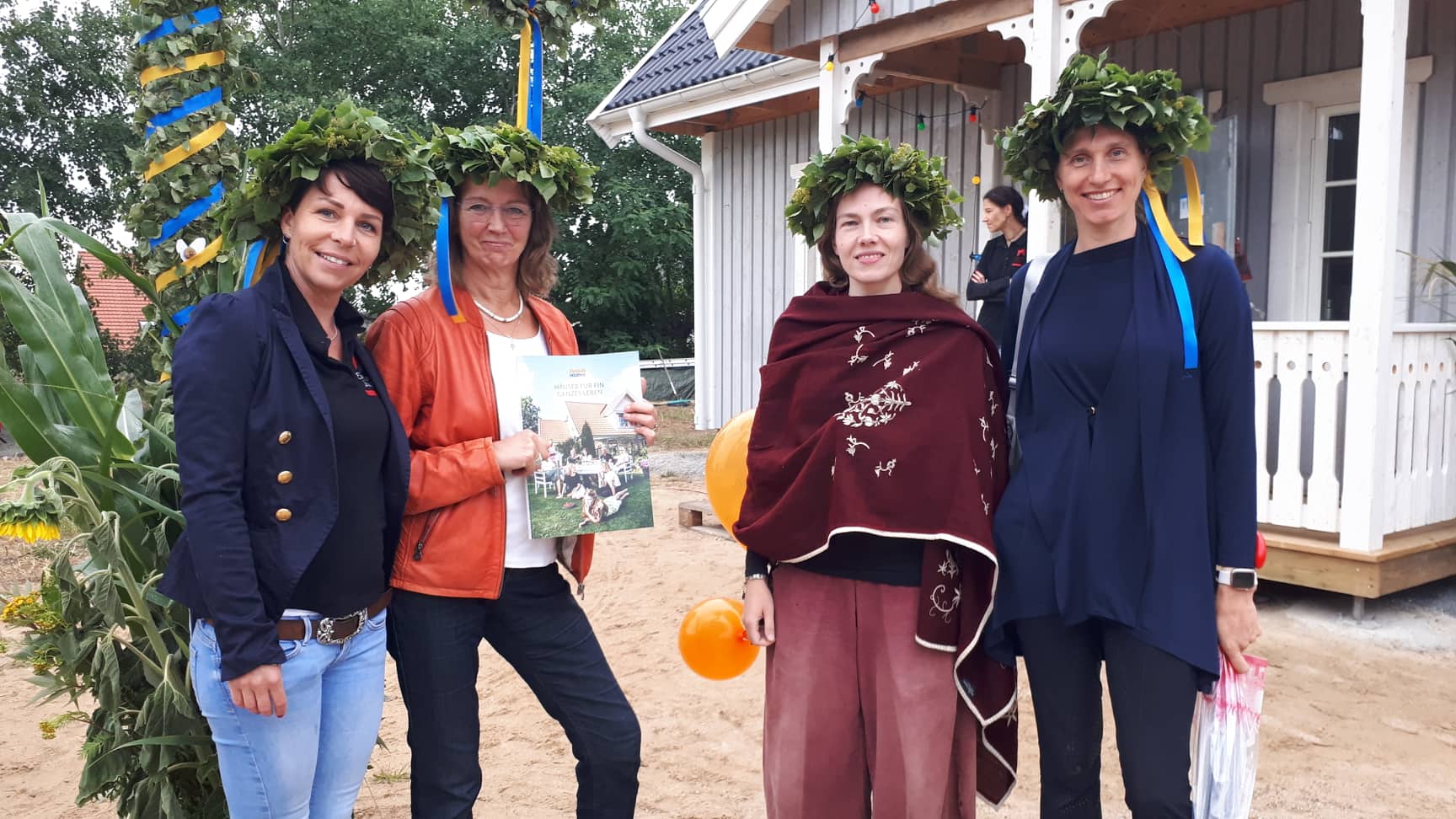 FHB-Mitarbeiterin mit Kundinnen