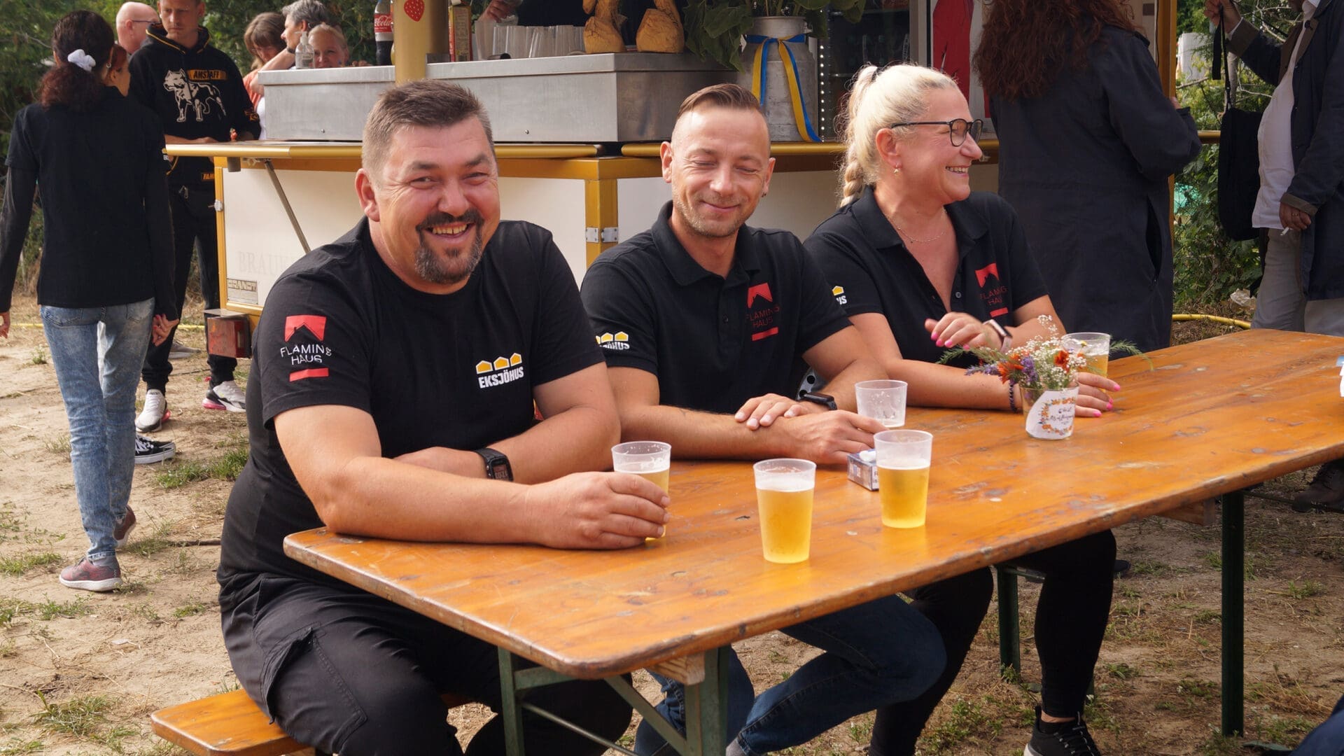 Mitarbeiter von FHB Fläming Haus Bau bei Mittsommerfeest