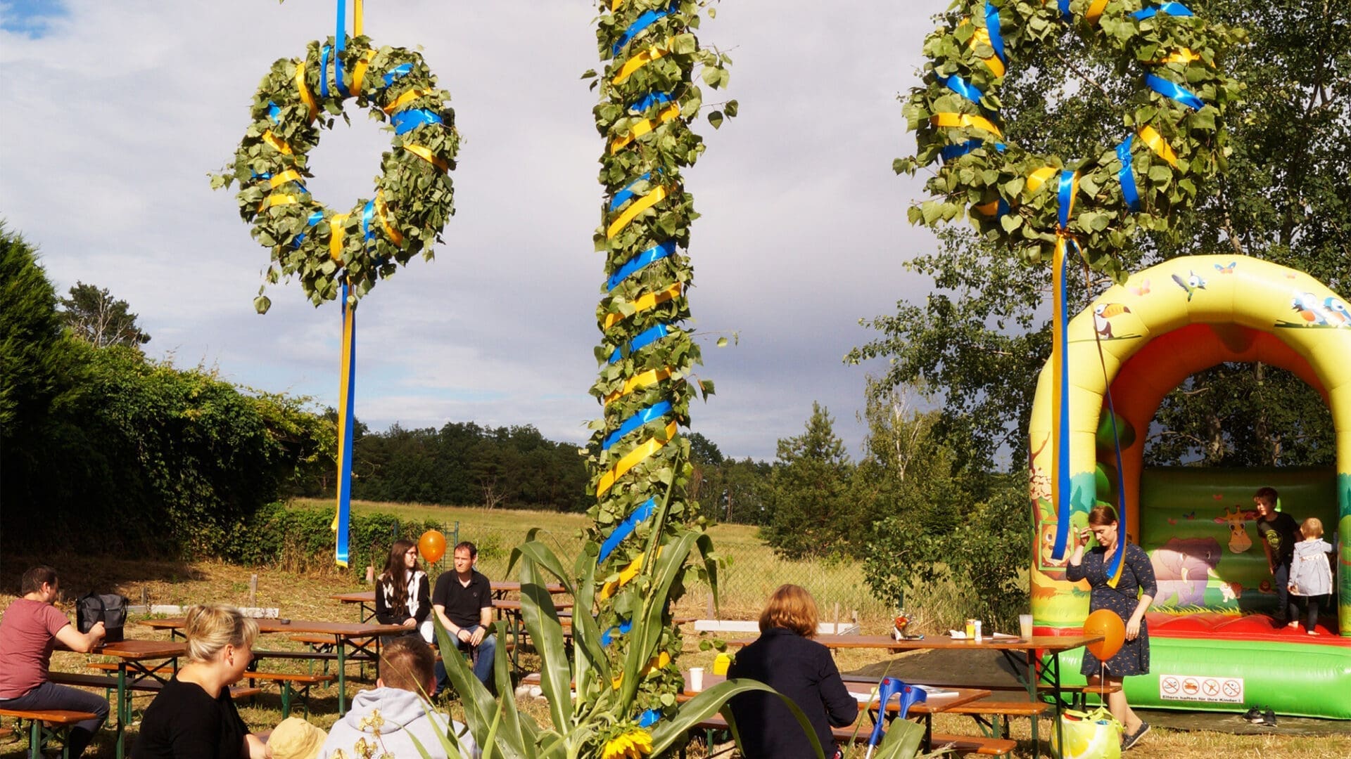 Typisch schwedischer Maibaum bei Eksjöhus-Veranstaltung