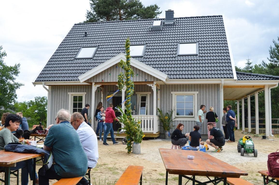 Gäste bei Eksjöhus-Mittsommerfest in Trebbin