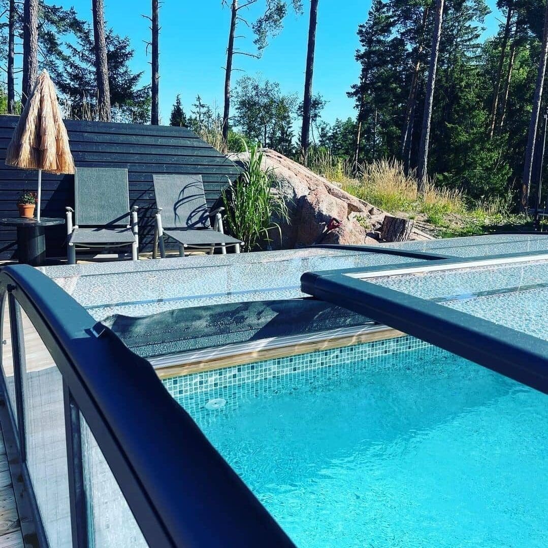 Pool-Impressionen aus Schweden: überdachter Pool