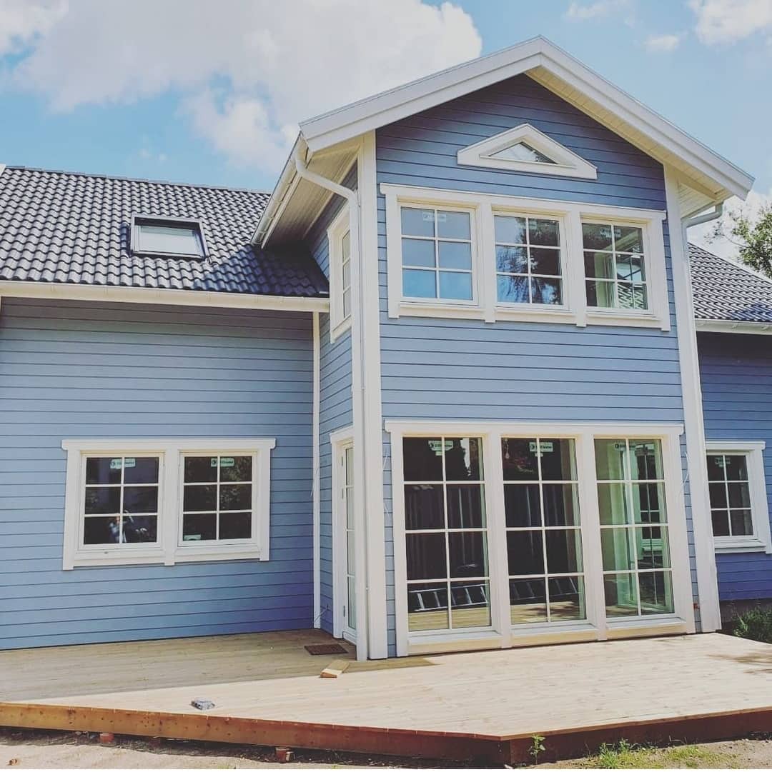 Klassisches schwedisches Holzhaus in hellblau
