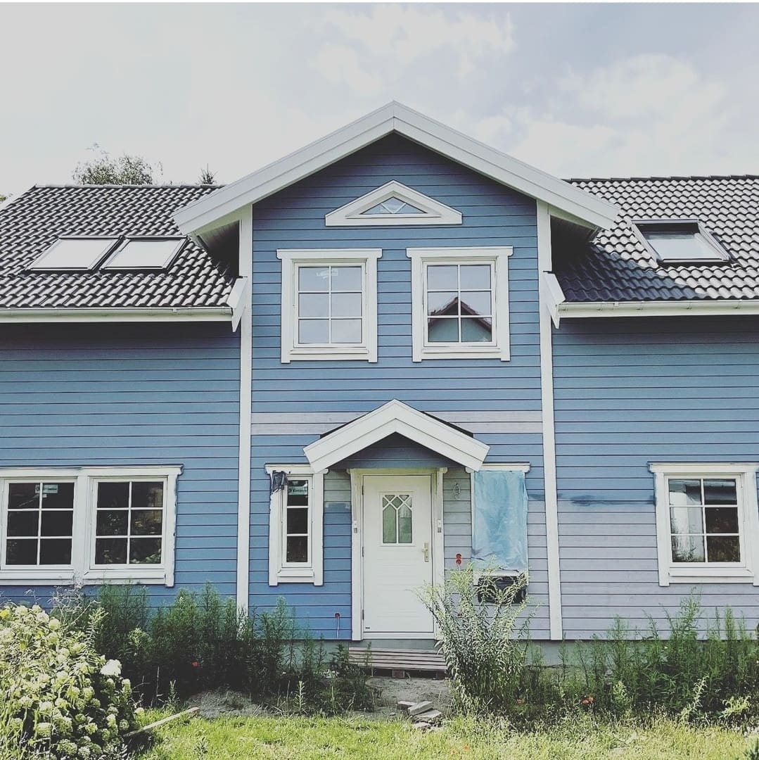 Klassisches schwedisches Holzhaus in hellblau