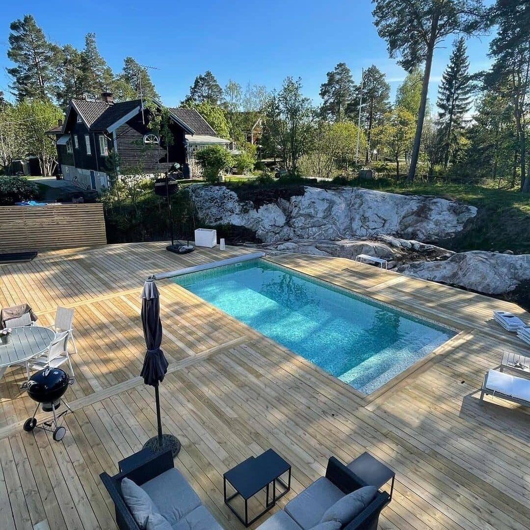 Pool-Impression aus Schweden vor Felsen und Kiefern