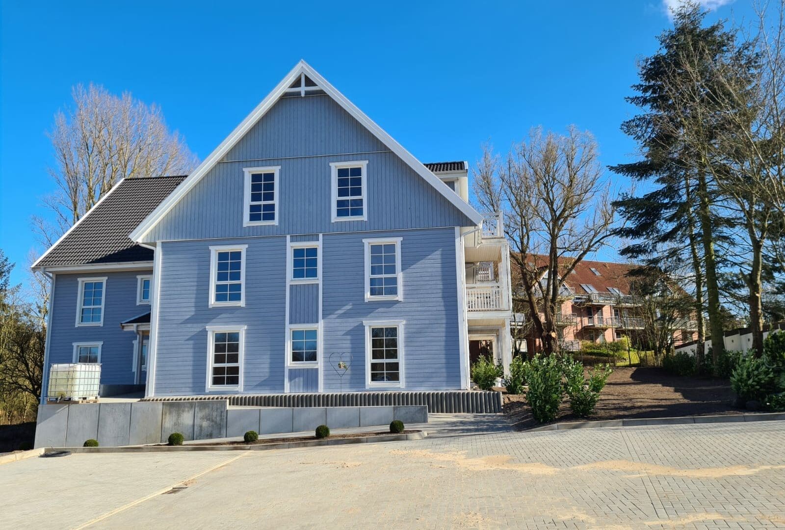 Himmelblaues Eksjöhus-Mehrfamilienhaus in Ostholstein