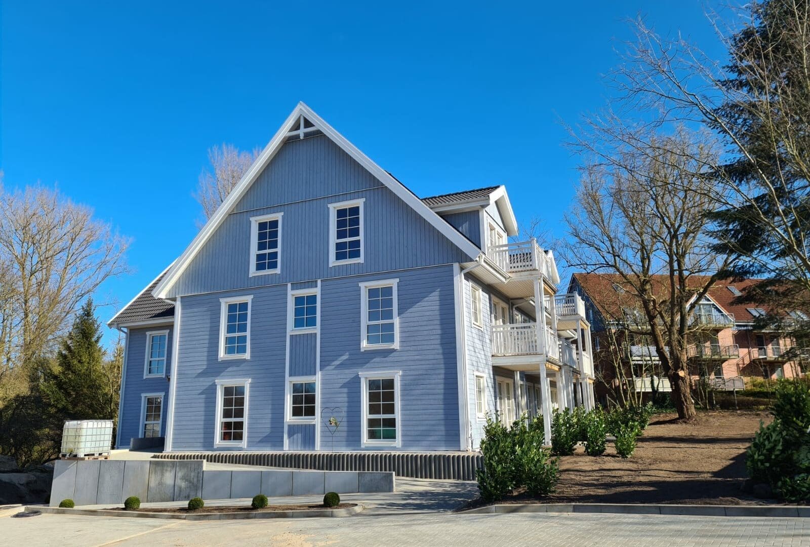 Himmelblaues Eksjöhus-Mehrfamilienhaus in Ostholstein