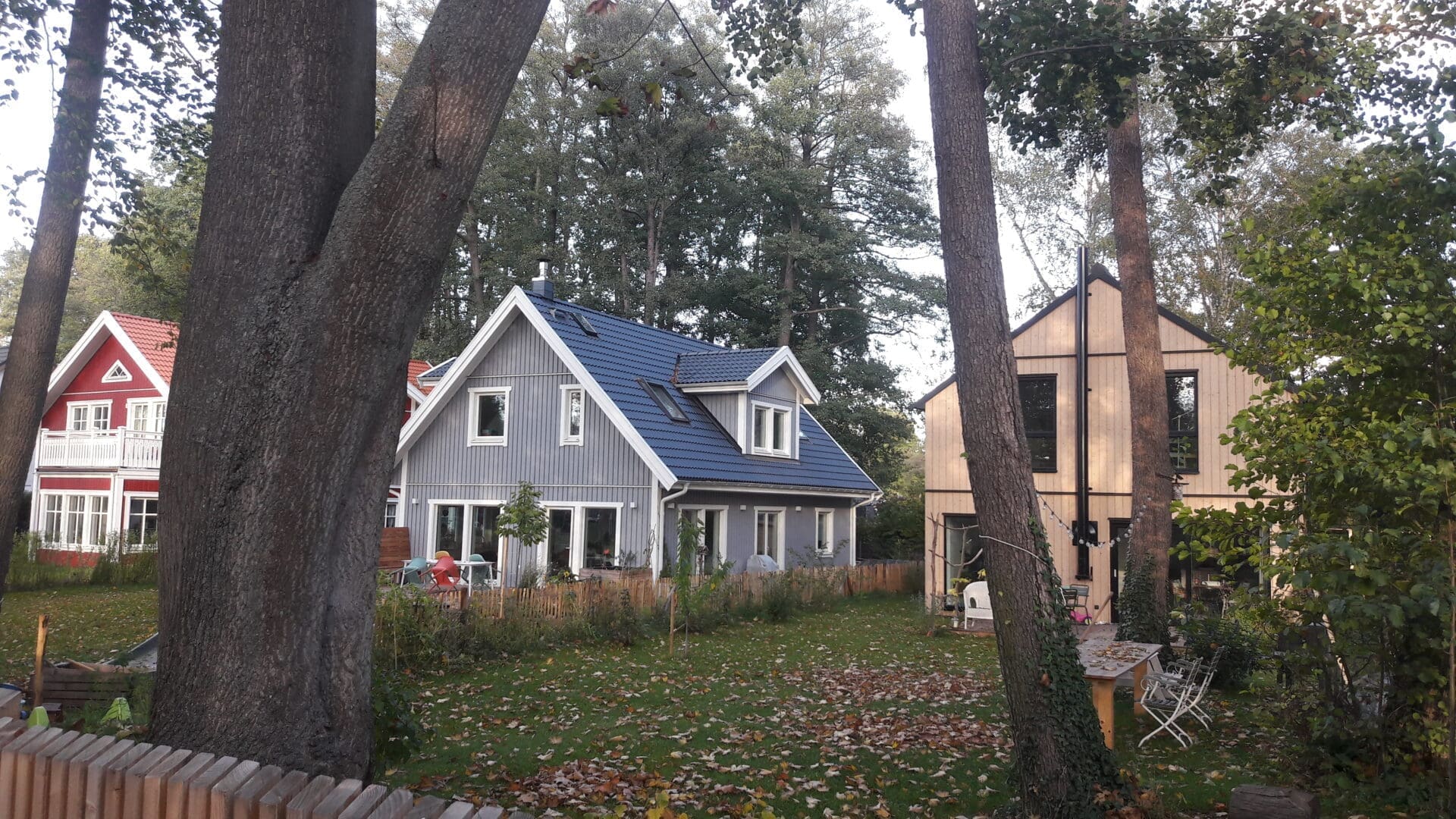 Rotes Mellangarden, graues Knutstorp und ockerfarbenes Fagernäs von Eksjöhus in Berlin-Rahnsdorf