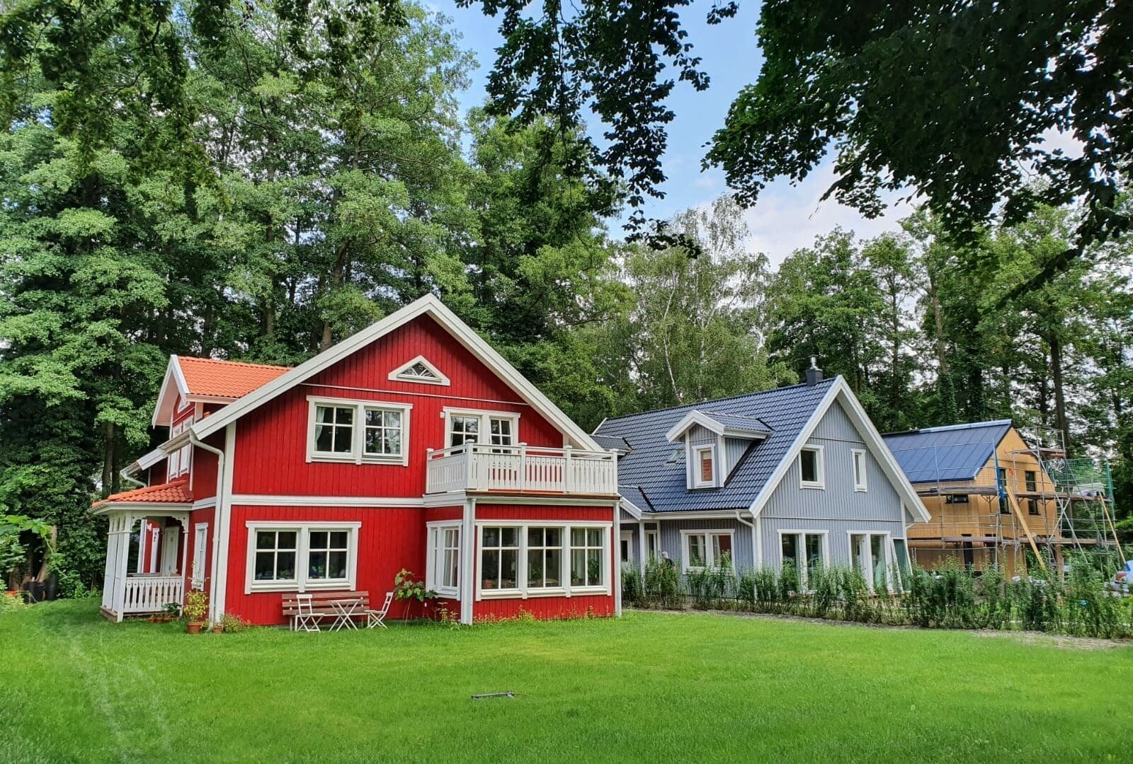 Rotes Mellangarden, graues Knutstorp und ockerfarbenes Fagernäs von Eksjöhus in Berlin-Rahnsdorf