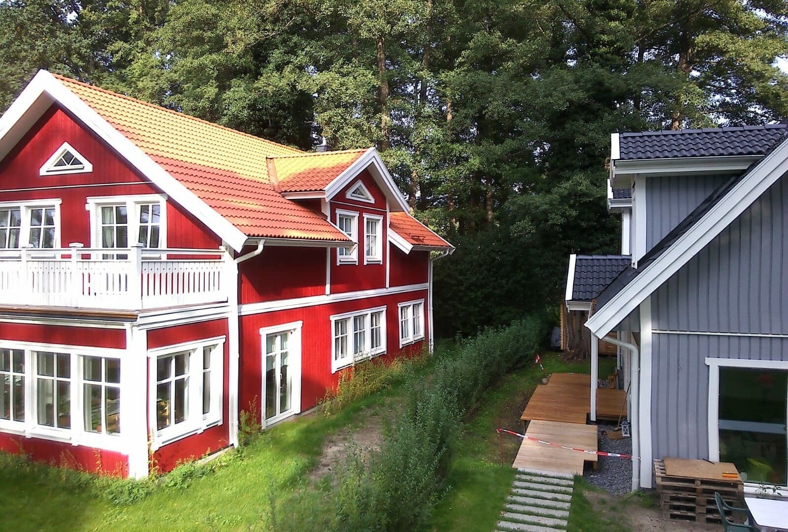 Rotes Mellangarden neben grauem Knutstorp von Eksjöhus in Berlin-Rahnsdorf