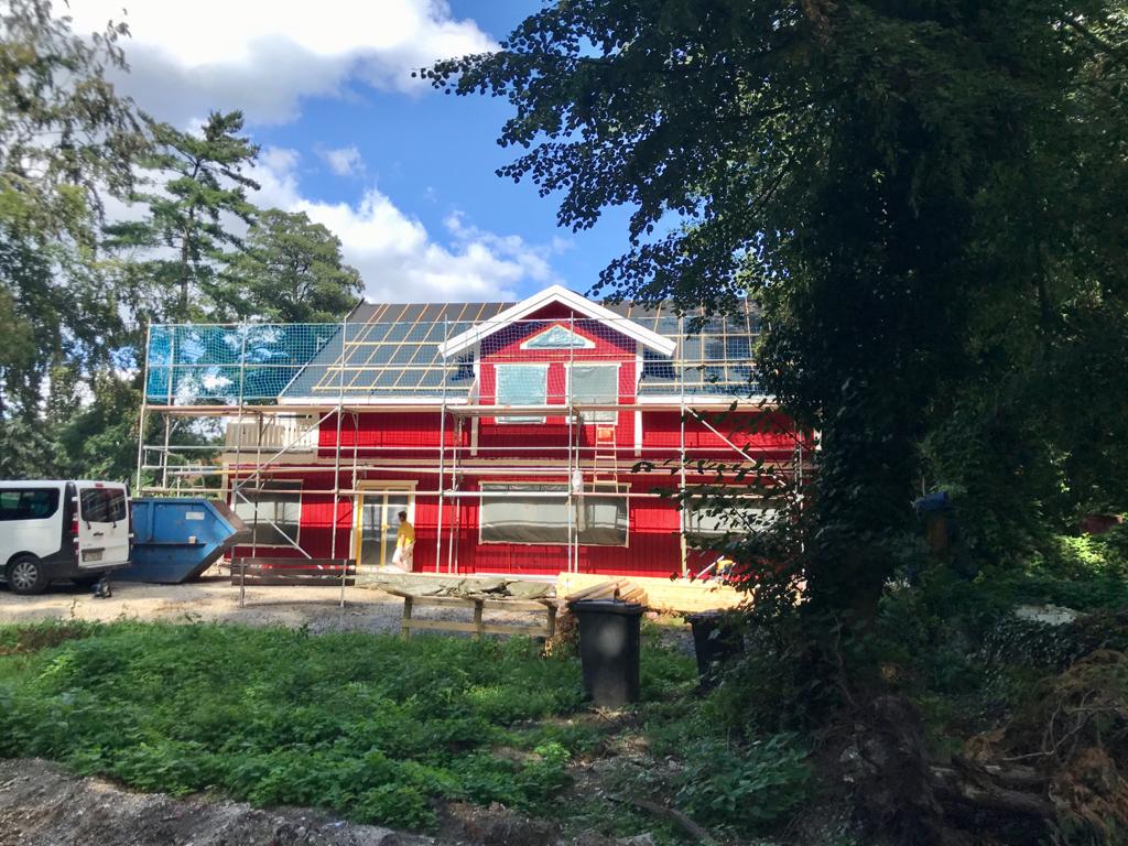 Erstes von vier Eksjöhus-Häusern in Rahnsdorf: ein Mellangarden in rot