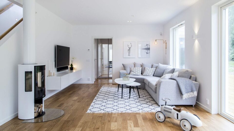 Schwedisches Wohnzimmer im skandinavischen Landhausstil