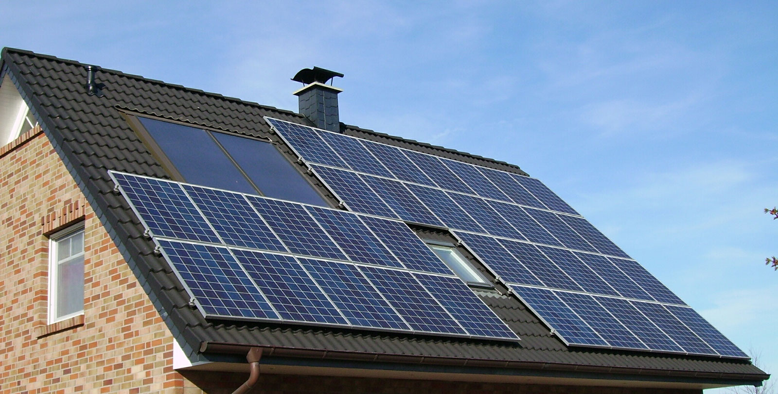 Solarzellen auf Dach eines Wohnhauses