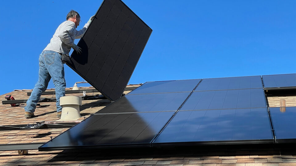 Photovoltaikanlage wird auf Dach montiert