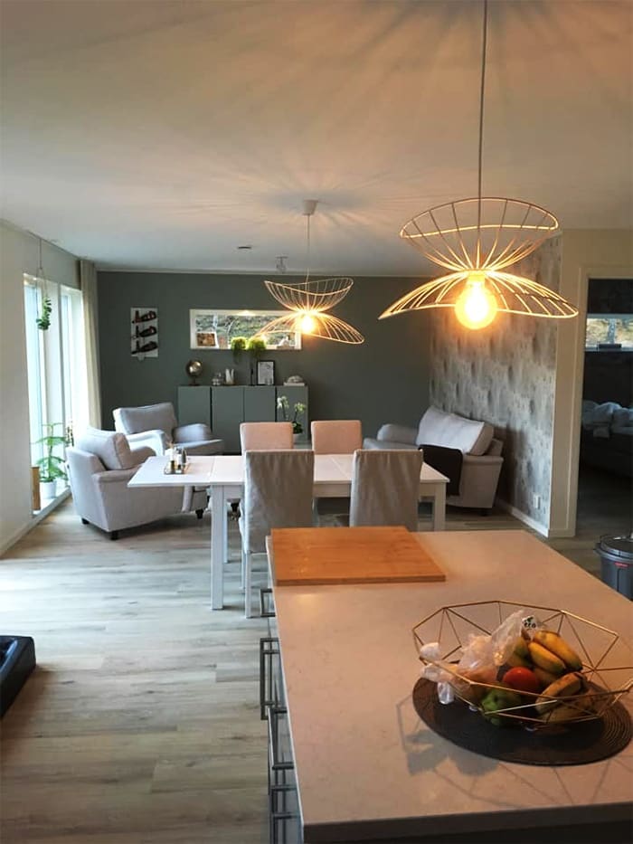 Wohnzimmer in Grün mit Designerleuchte